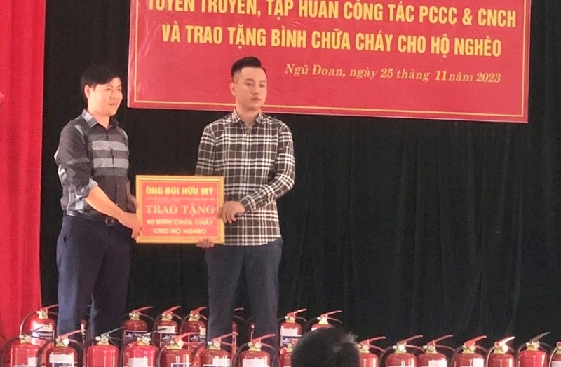 Xã Ngũ Đoan (huyện Kiến Thụy): Tập huấn PCCC &CNCH, trao tặng bình chữa cháy cho hộ nghèo